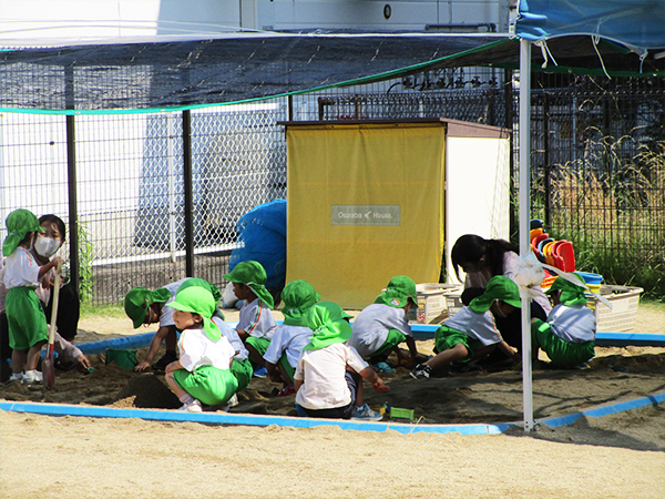 園庭で砂場遊び