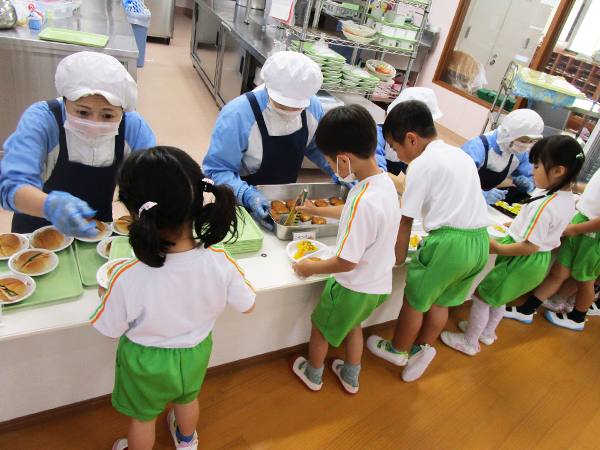 お誕生会にはビュッフェ給食